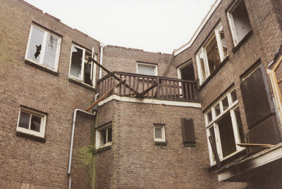 605896 Afbeelding van de sloop van de huizen in de omgeving van de Alberdingk Thijmstraat te Utrecht.